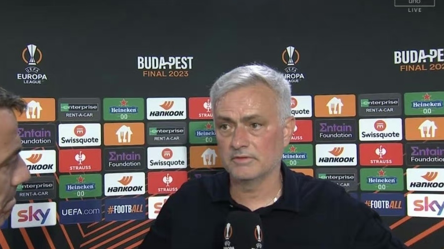  穆里尼奥赛后炮轰裁判不公  