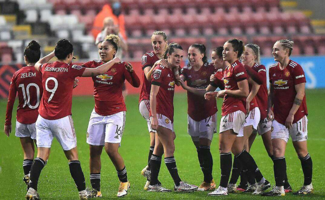  曼城女足夺冠，男足送上祝福花束  